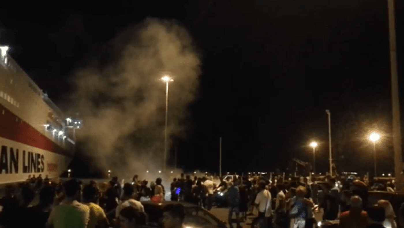 Ηράκλειο: Ξεπροβόδισε τον νεοσύλλεκτο γιο του με φωτοβολίδα αλεξίπτωτου