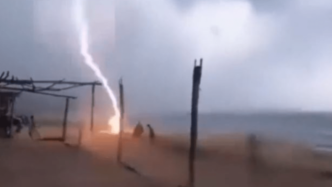 Η στιγμή που κεραυνός σκοτώνει δύο ανθρώπους στο Μεξικό