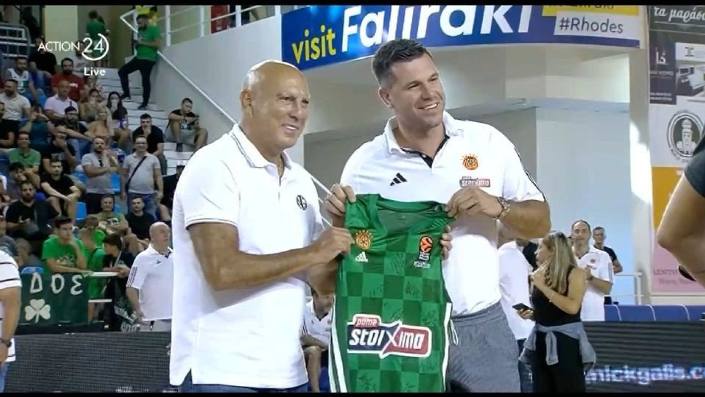 Η βράβευση του Νίκου Γκάλη από τον Παναθηναϊκό στη Ρόδο
