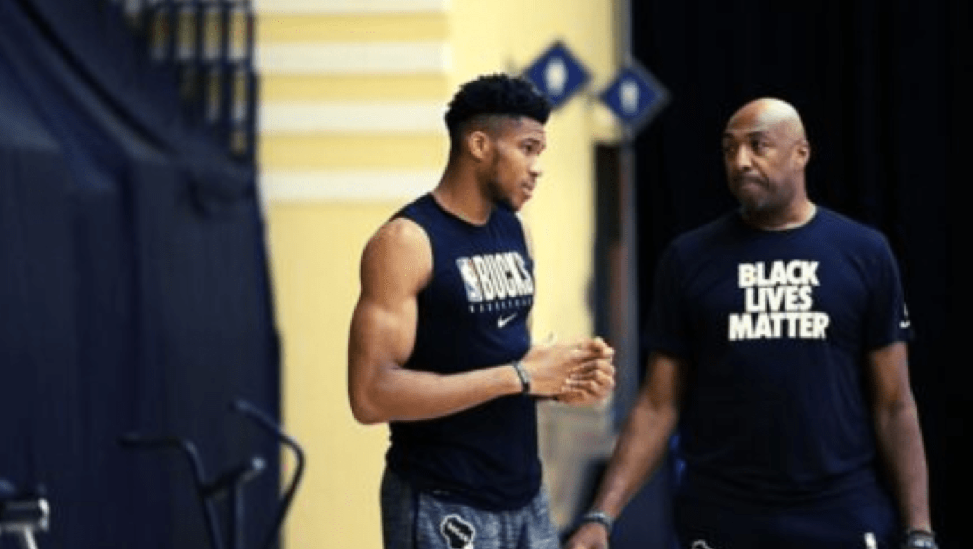 Αντετοκούνμπο για Βιν Μπέικερ: «Δώστε του συμβόλαιο, ο γέρος το έχει ακόμα»