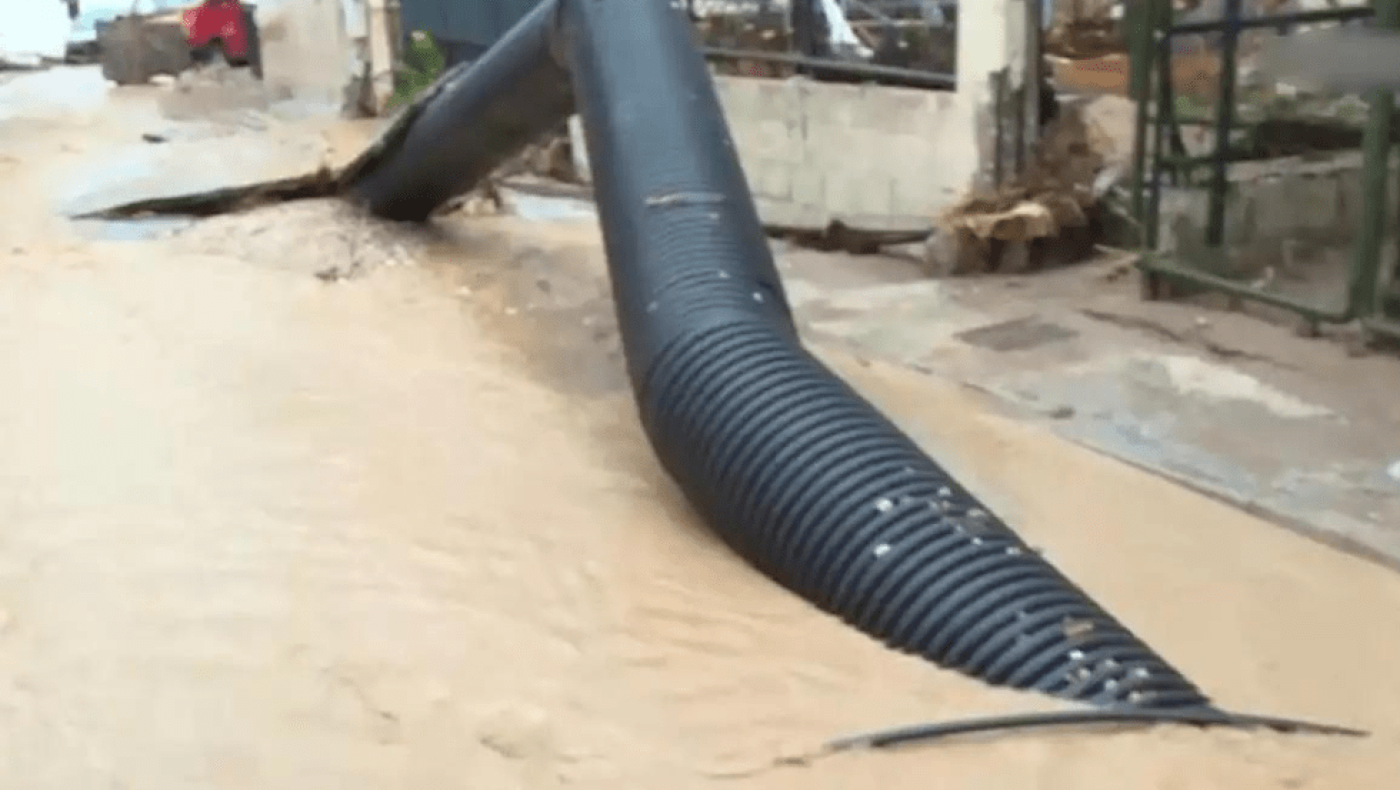 Τρομακτική εικόνα στον Βόλο: «Έσκασε» ο δρόμος στην Αγριά και βγήκε έξω ο αγωγός