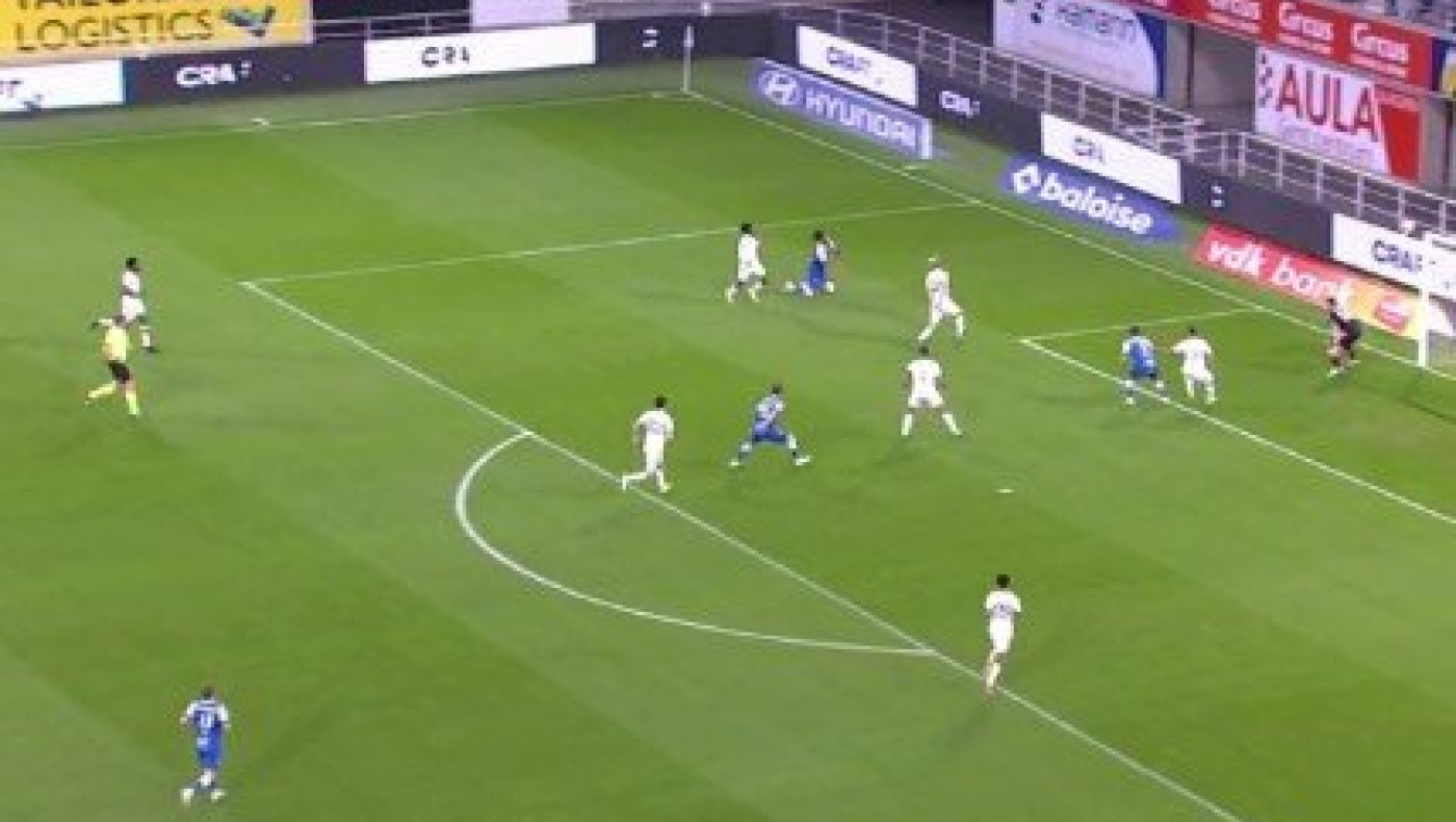 Απίστευτη απόφαση διαιτητή και VAR στο Βέλγιο: Έδωσαν πέναλτι σε βουτιά παίκτη της Γάνδης (vid)