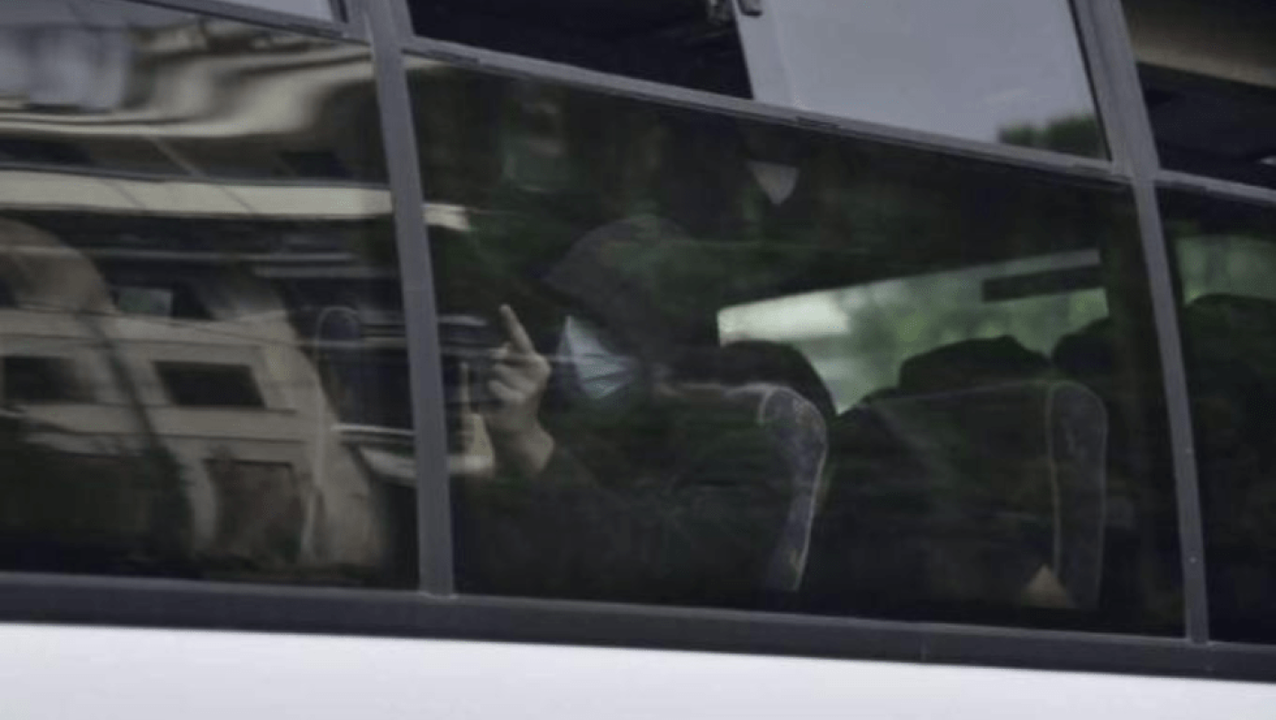 Έφτασαν στην Ευελπίδων οι 87 προσαχθέντες για το παρολίγον οπαδικό επεισόδιο – Έκαναν χειρονομίες (video)