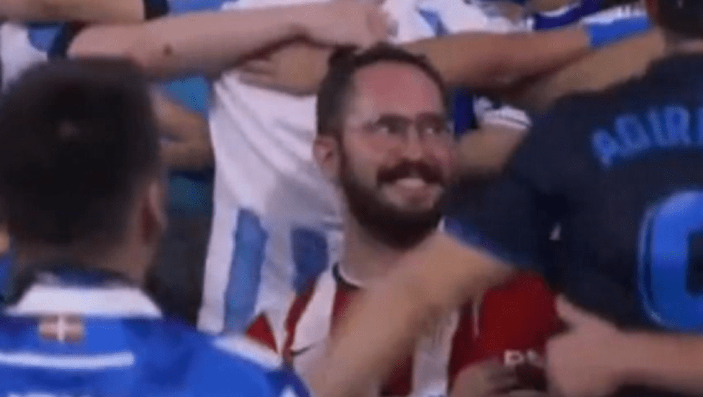 Σαν τη μύγα μες το γάλα: Oπαδός της Μπιλμπάο χαμογελά ανάμεσα σε εκστασιασμένους φίλους της Σοσιεδάδ