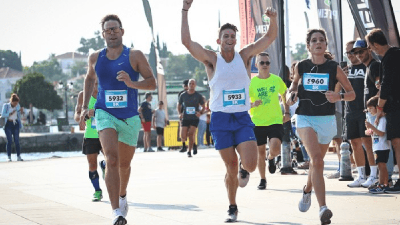 Και «μαραθωνοδρόμος» ο Κασσελάκης: Έτρεξε μαζί με τον Τάιλερ στο Spetses mini-marathon