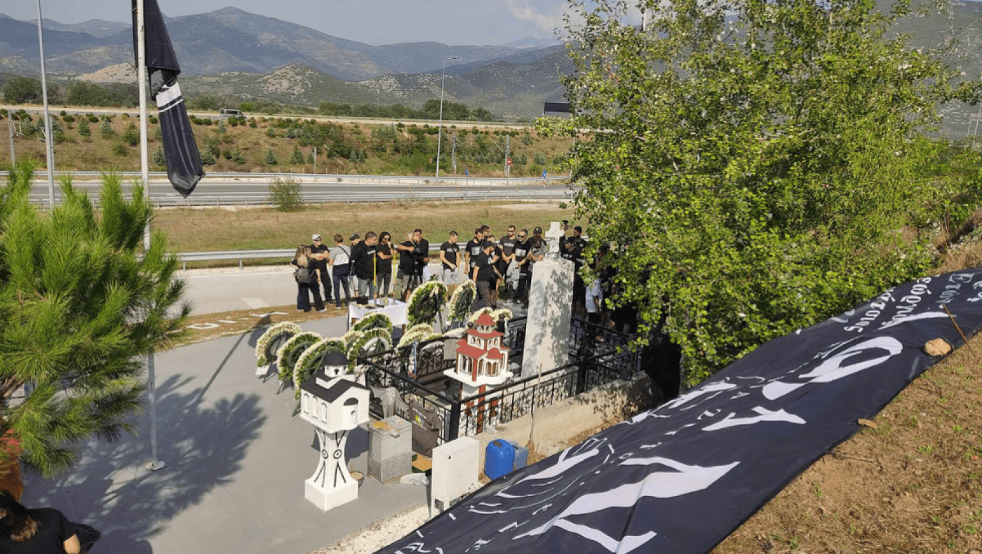 Βροντερό ασπρόμαυρο «παρών»  στο ετήσιο μνημόσυνο στα Τέμπη για τους αδικοχαμένους φίλους του ΠΑΟΚ