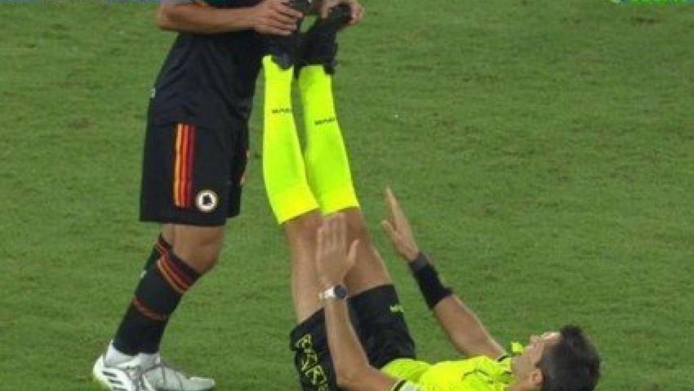 Ρόμα-Φροζινόνε: Ο διαιτητής της αναμέτρησης υπέστη κράμπες και στα δύο πόδια! (vid)