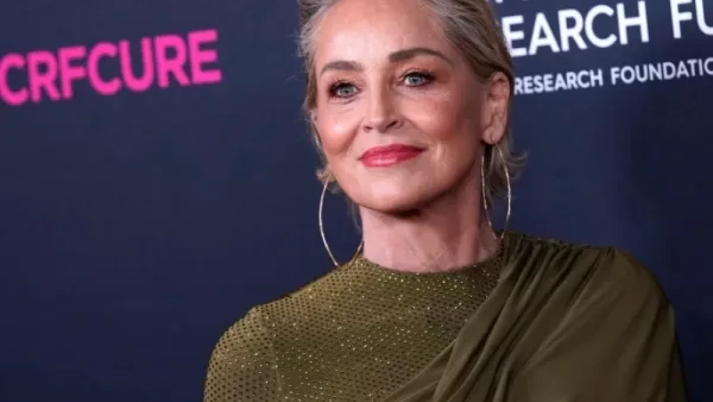 Συγκλονίζει η Σάρον Στόουν: «Κοιμάμαι 8 ώρες για να μην παθαίνω επιληψία»