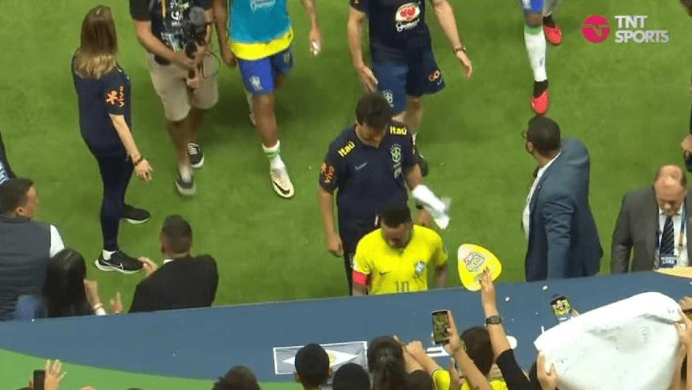 Πέταξαν κουτί ποπ κορν στο κεφάλι του Νεϊμάρ και εκείνος «τρελάθηκε»