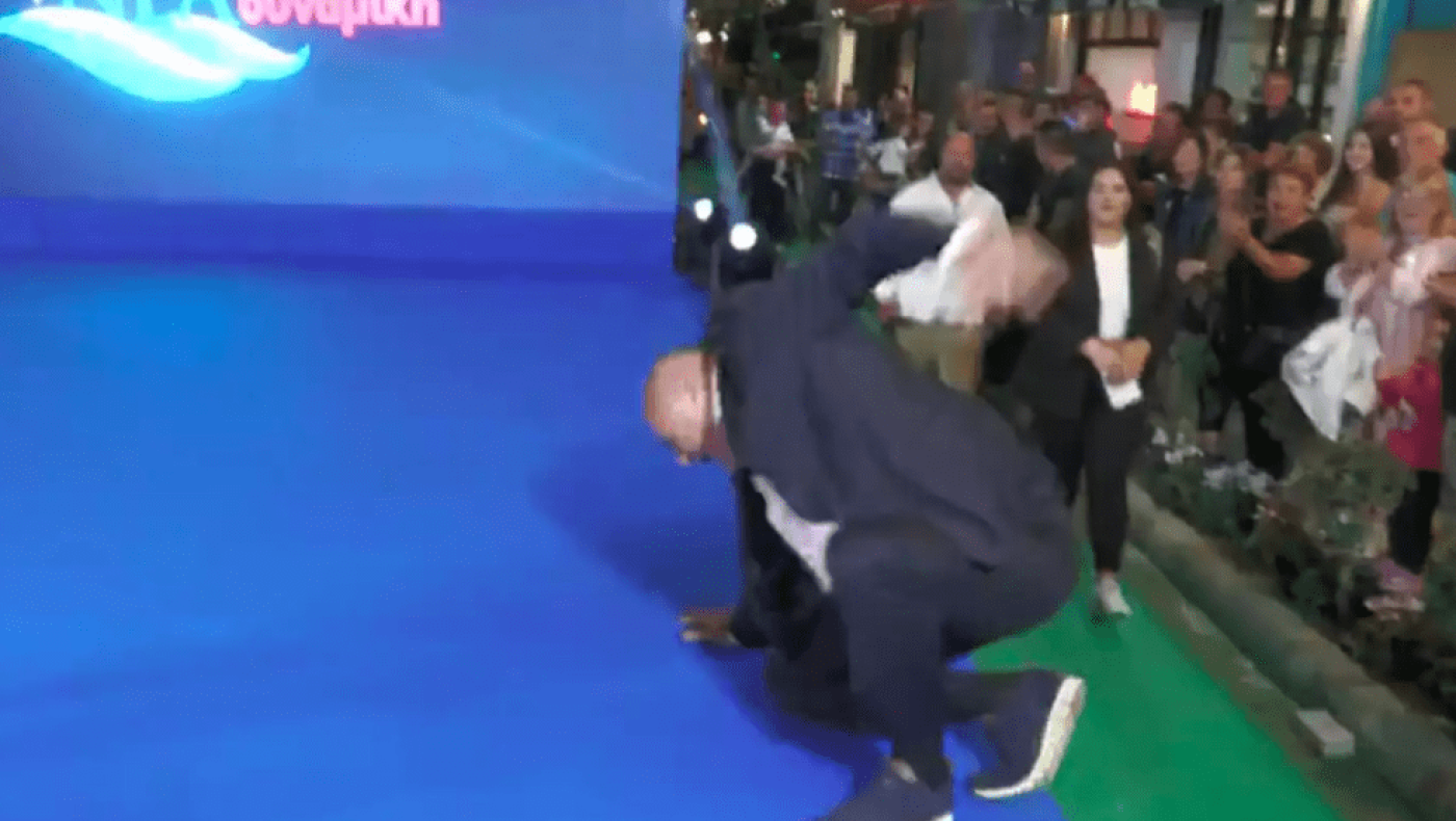 Ο Αχιλλέας Μπέος έπεσε ενώ... ανέβαινε στη σκηνή στην προεκλογική του ομιλία