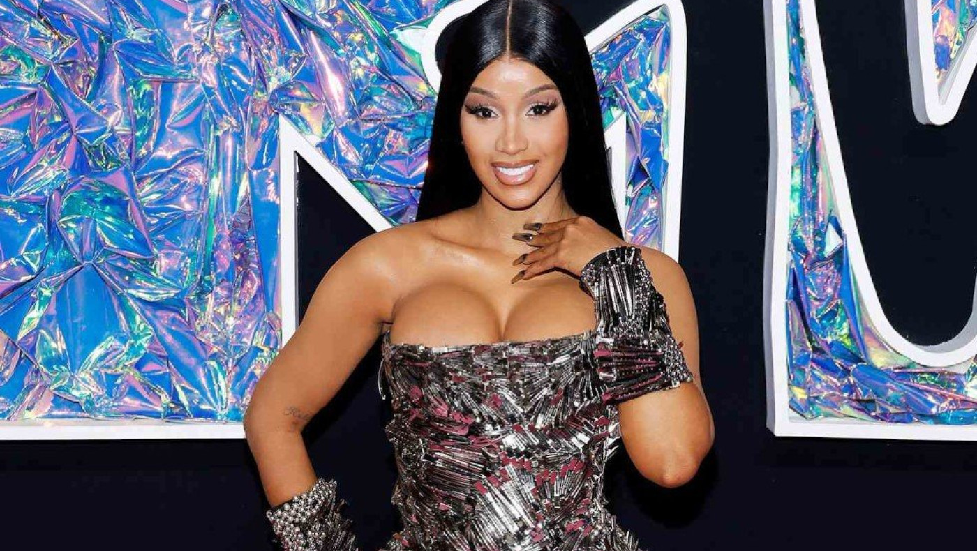 Η Cardi B ποζάρει τόπλες στο κρεβάτι της