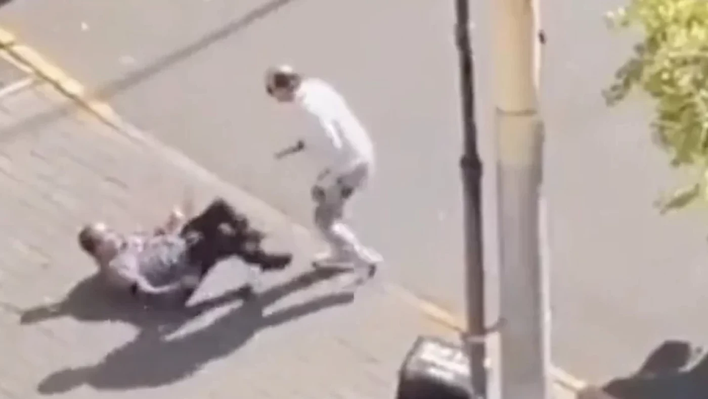 Πατέρας θυσιάστηκε για τον γιο του - Τον μαχαίρωσαν και τον άφησαν να ξεψυχήσει