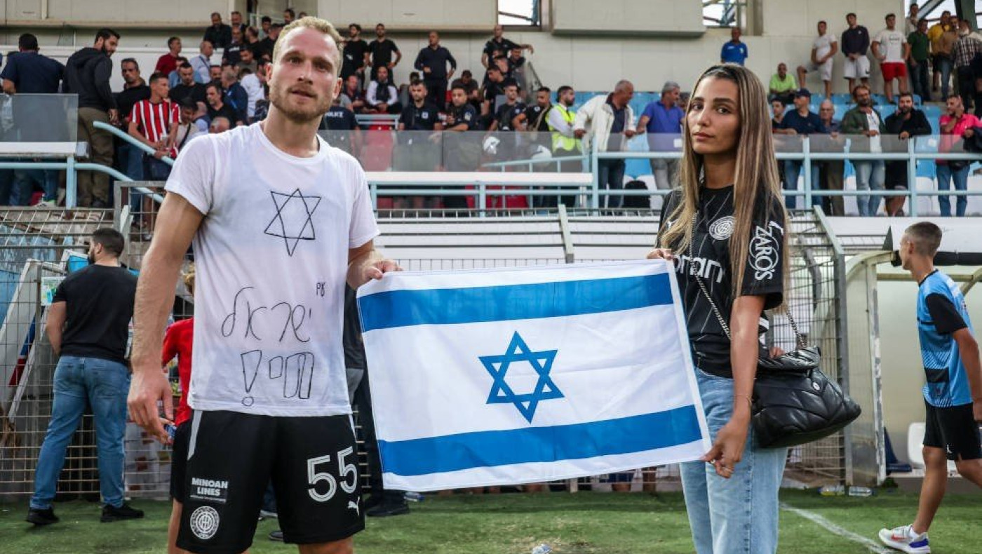 ΟΦΗ: Ο Γκλάζερ βγήκε στο γήπεδο με σημαία του Ισραήλ