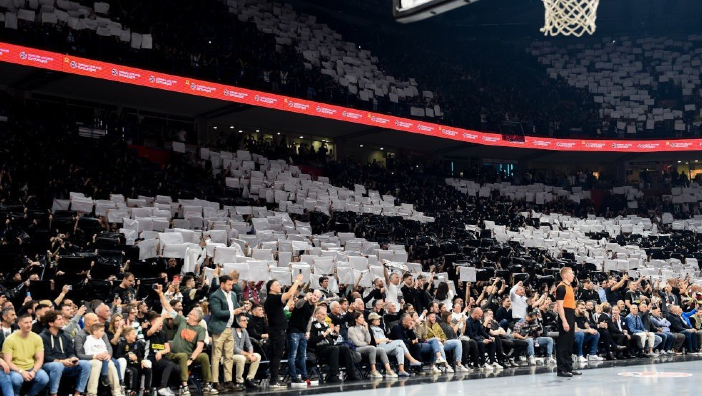 Παρτιζάν: «Χάος» στην κερκίδα, σύρραξη μεταξύ των οπαδών