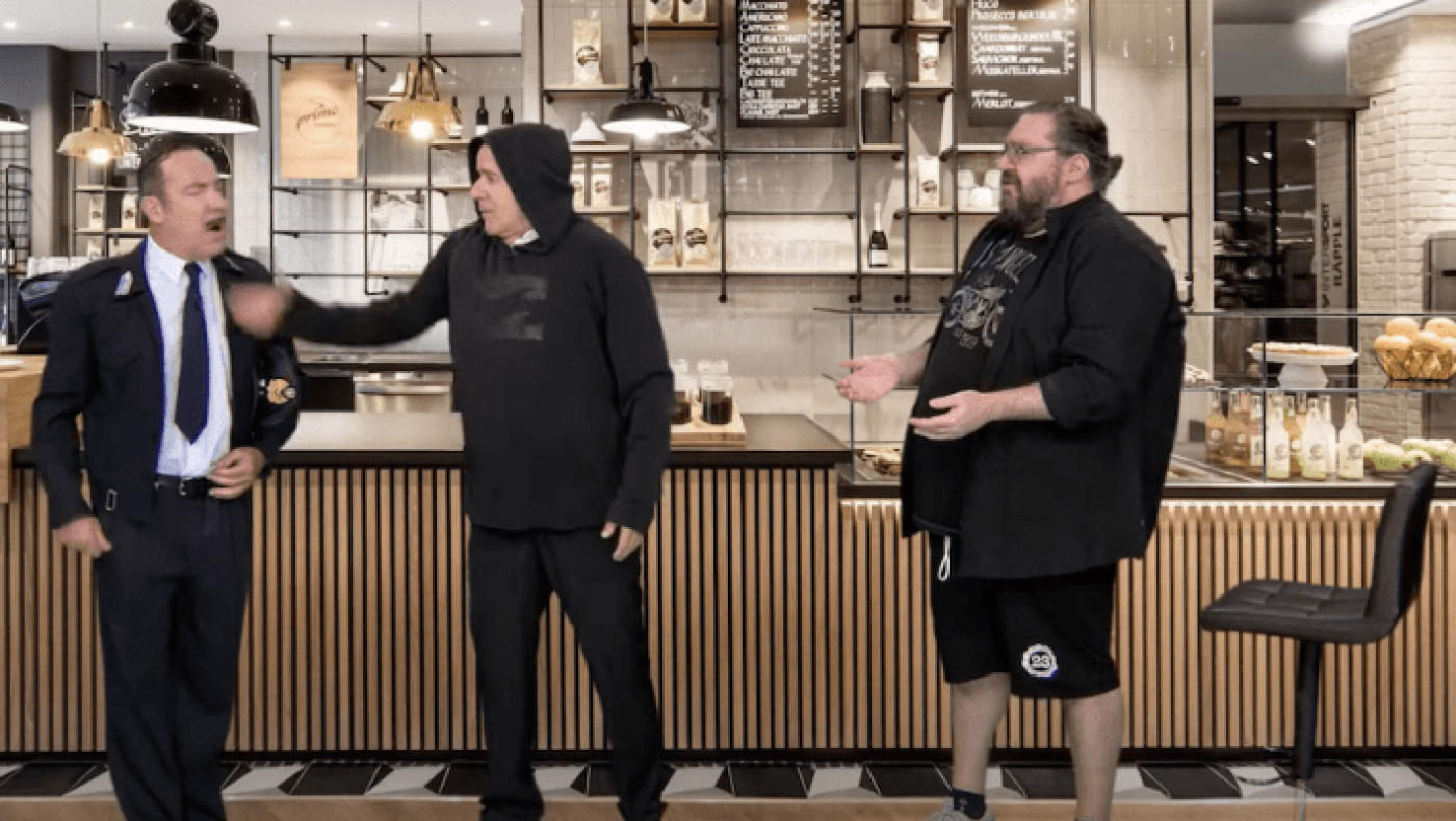 Mitsivar: Βίντεο - έπος με τα χαστούκια του Μπέου