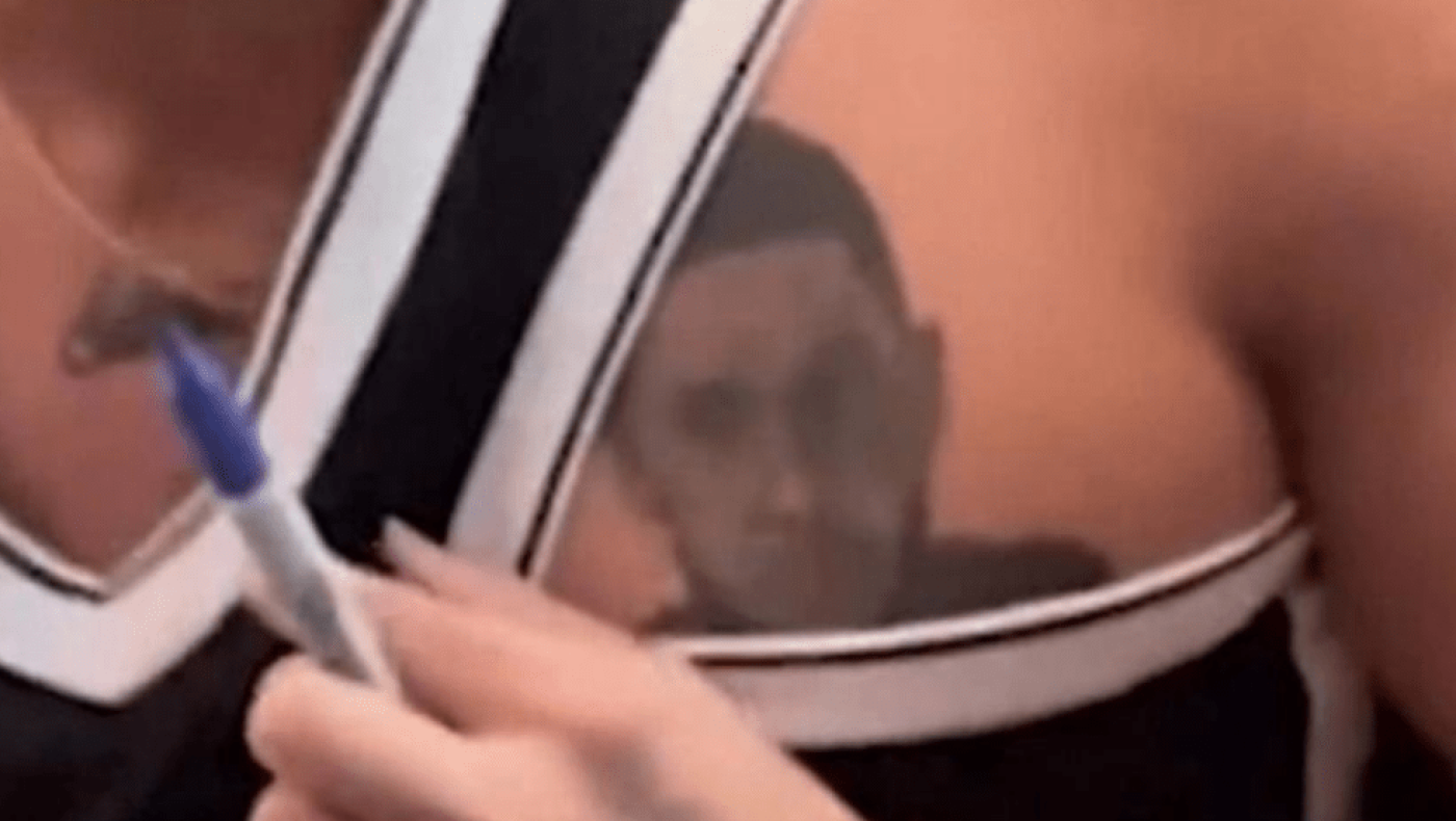 Ο Μπεν Σίμονς σοκαρίστηκε με τατουάζ-προσωπογραφία του στο στήθος οπαδού (video)