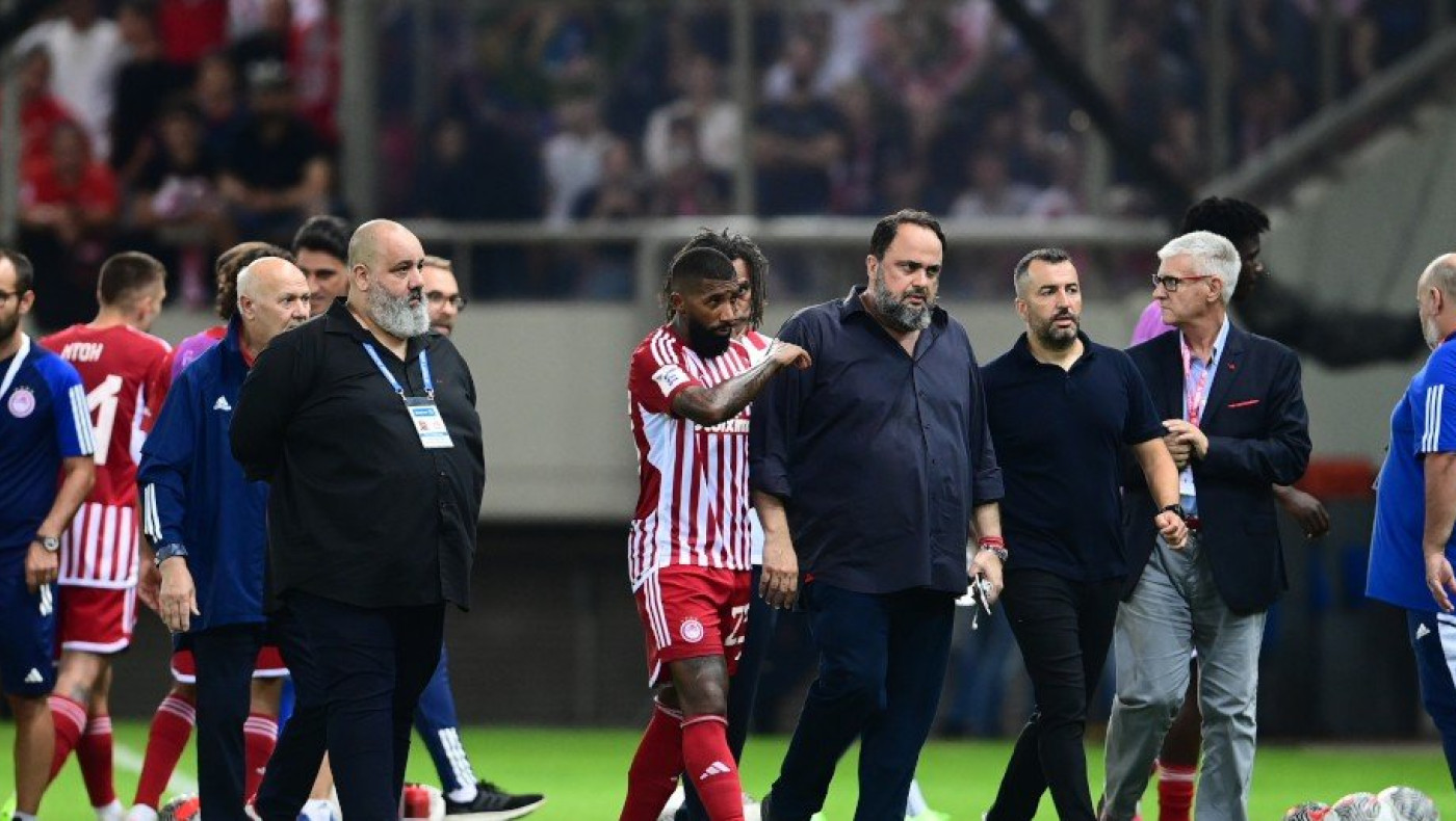 Στον αγωνιστικό χώρο ο Μαρινάκης μετά τη διακοπή στο Καραϊσκάκης