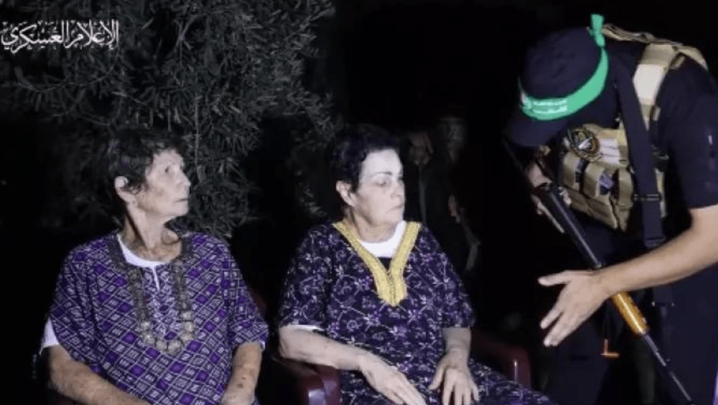 Η στιγμή που δύο ηλικιωμένες γυναίκες από το Ισραήλ απελευθερώνονται από τη Χαμάς