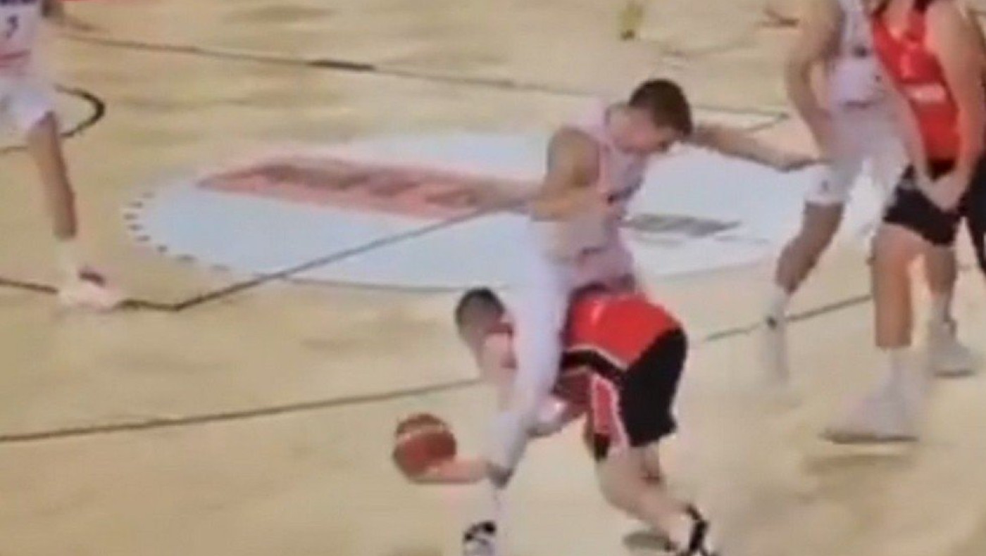 Απίστευτη ντρίμπλα σε αγώνα μπάσκετ: Πέρασε ολόκληρος κάτω από τα πόδια του! (vid)