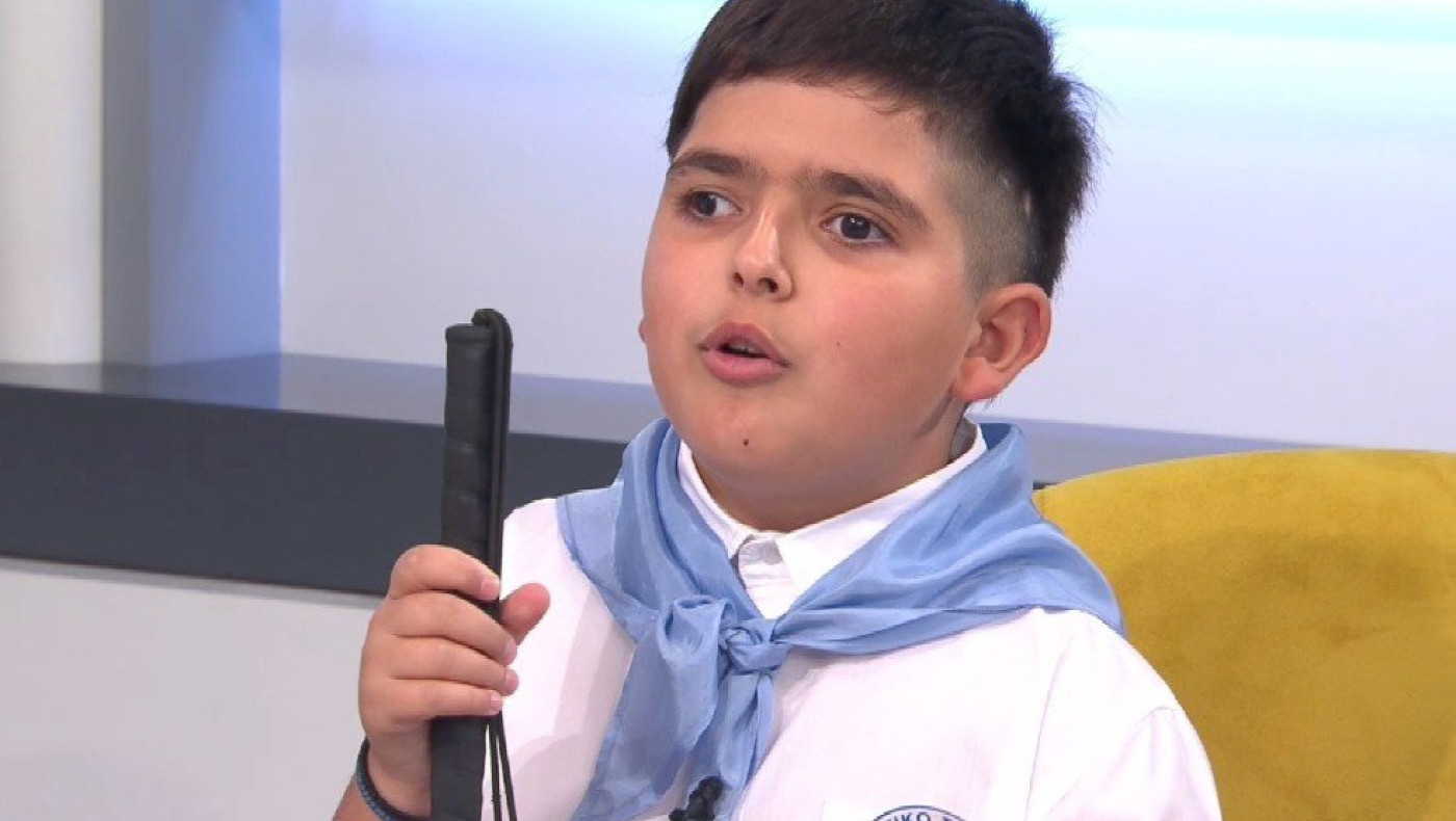 Ο μικρός Λέανδρος σημαιοφόρος σε μαθητική παρέλαση