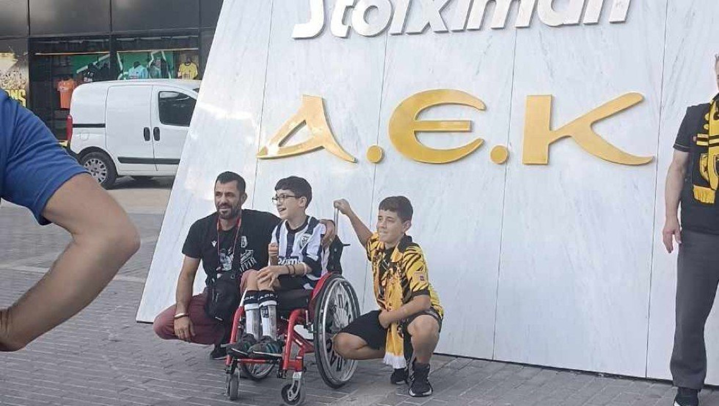 Τα δυο «αντίπαλα» αδέρφια έκλεψαν την παράσταση πριν το ΑΕΚ - ΠΑΟΚ