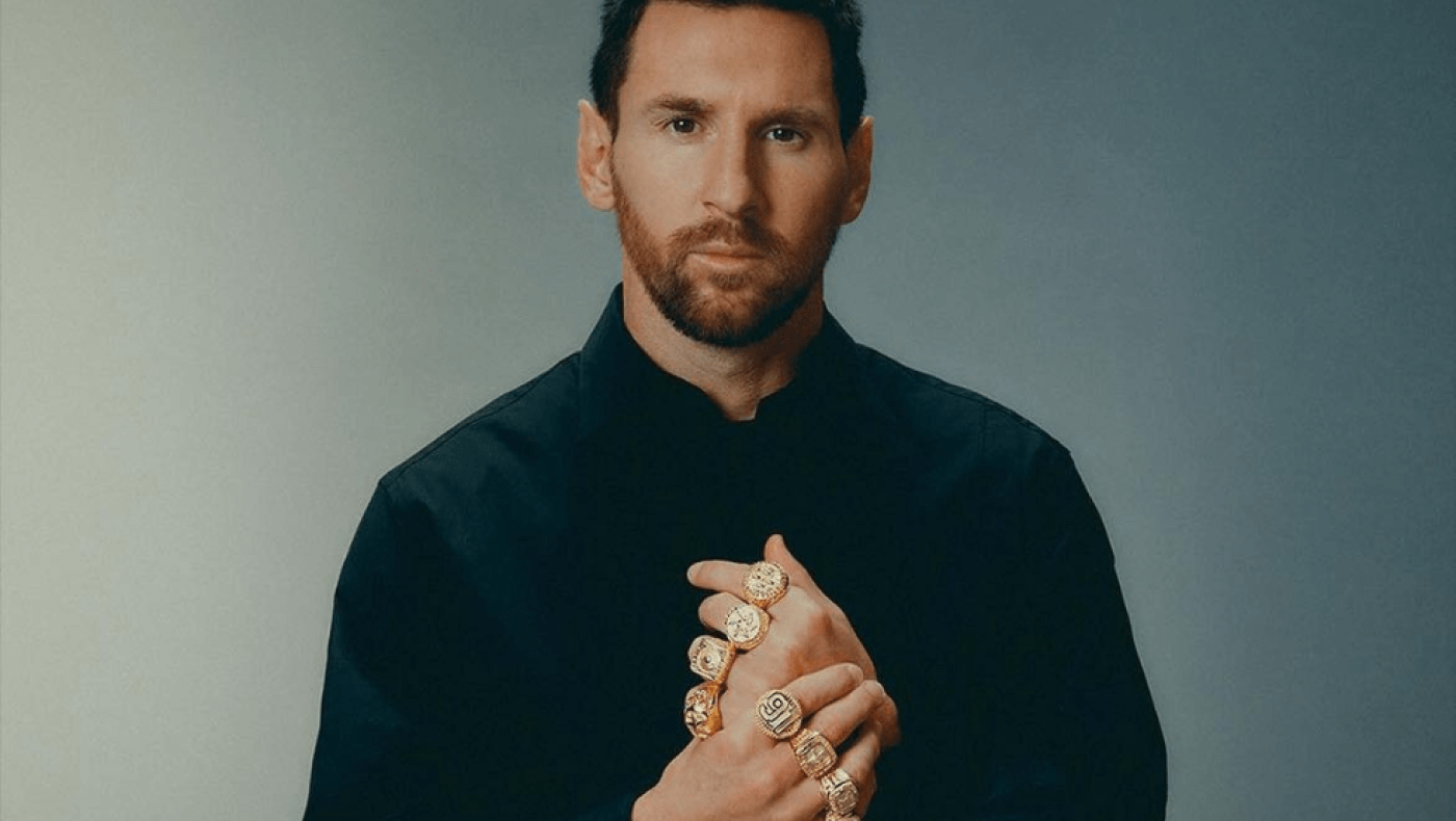 Ο Μέσι σε φωτογραφία α λα Μπιλ Ράσελ με οχτώ χρυσά δαχτυλίδια