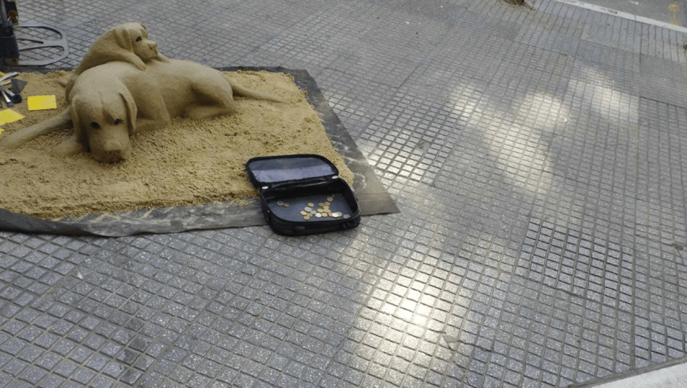 Ένας σκύλος πλασμένος από άμμο στο κέντρο της Θεσσαλονίκης