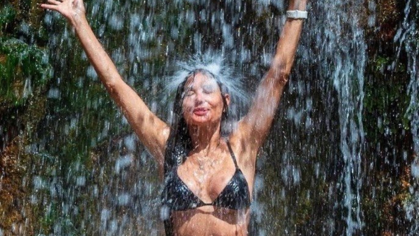 Ντέμι Μουρ: Στα 60 της εντυπωσιάζει με το μπικίνι της στον ποταμό Κολοράντο