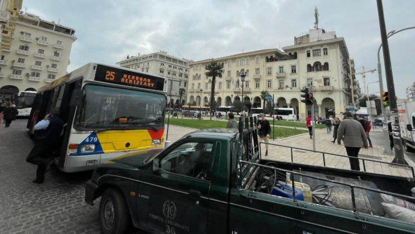 Δυστύχημα και τραγωδία στη Θεσσαλονίκη: Λεωφορείο παρέσυρε γυναίκα με μηχανή