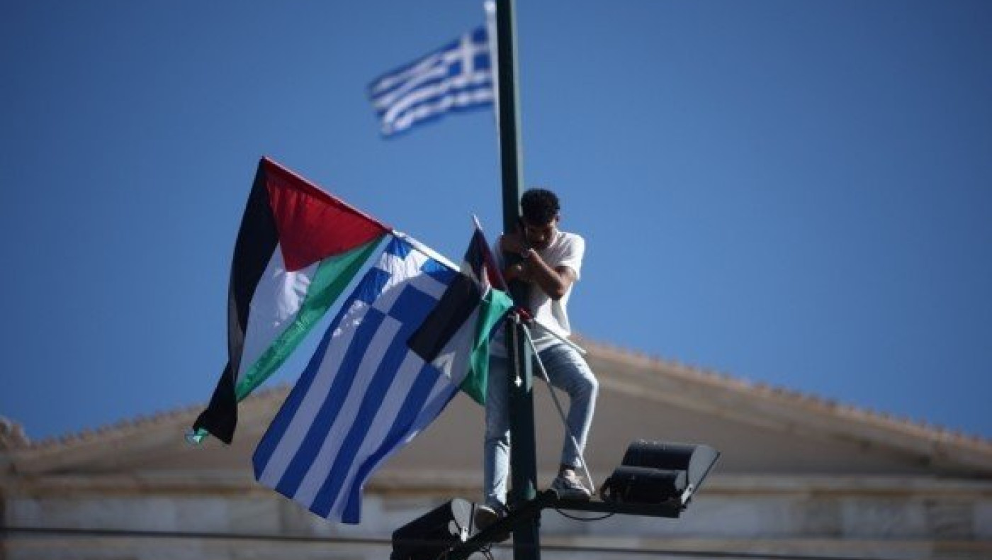 Στα χέρια των Αρχών ο 22χρονος Παλαιστίνιος που ύψωσε την παλαιστινιακή σημαία στο Σύνταγμα