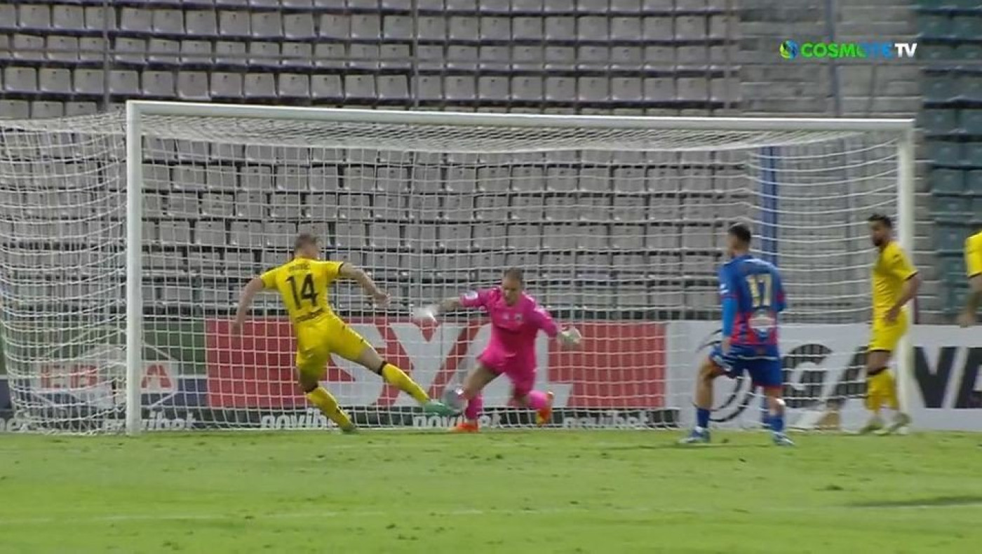 Φωνάζει για πέναλτι υπέρ του στο ακυρωθέν γκολ του Μπράμπετς ο Άρης