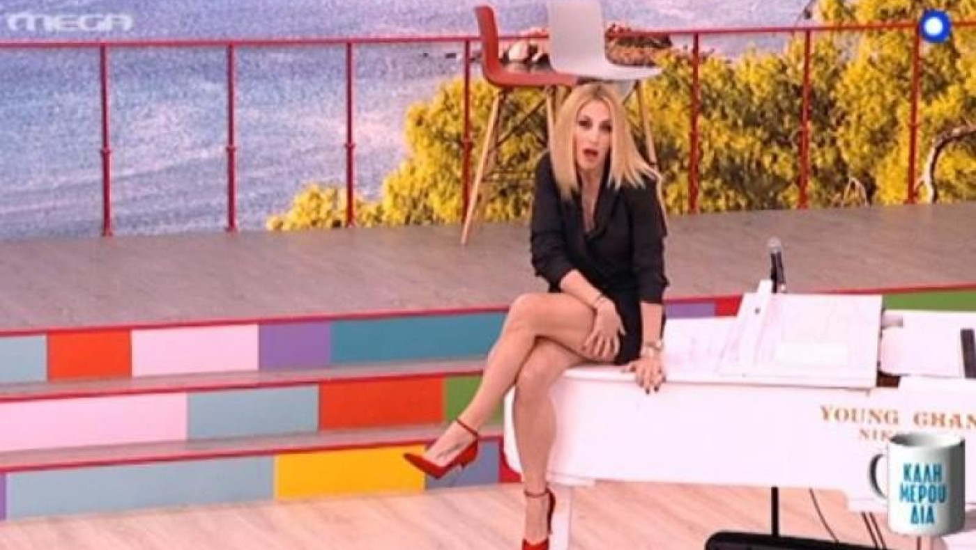 Η Ντορέττα... παγιδεύτηκε με τo καυτό μίνι της πάνω στο πιάνο! (ΒΙΝΤΕΟ)