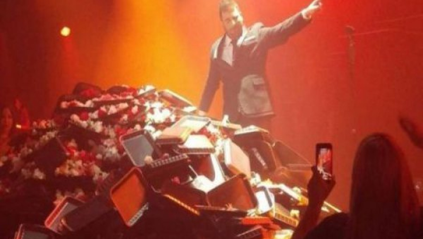 Χαμός! «Βουνό» τα λουλούδια μπροστά από τον Παντελίδη! (pics/video)