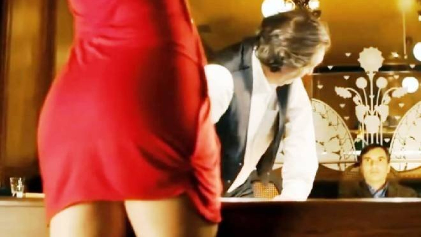 «Καυτή» κοκκινομάλλα έμεινε χωρίς εσώρουχο! (video)
