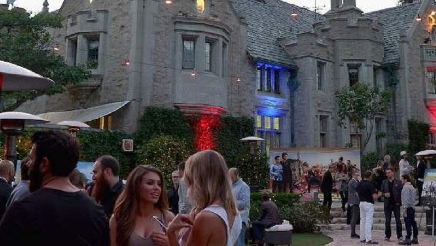 Πωλητήριο στη θρυλική έπαυλη του Playboy