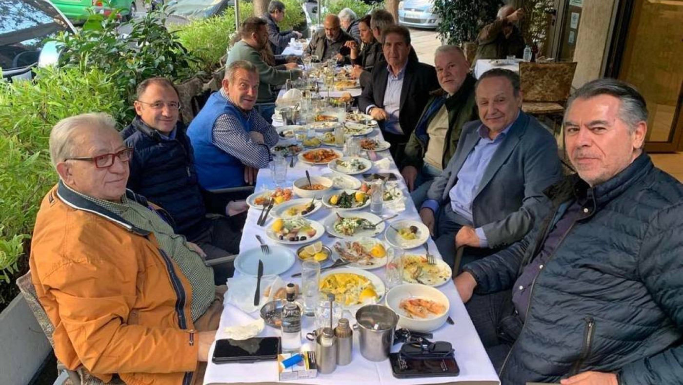 Ο νέος Δήμαρχος Θεσσαλονίκης Στέλιος Αγγελούδης και μία ωραία παρέα τίμησαν τον Άγγελο Φραντζή στη γιορτή του