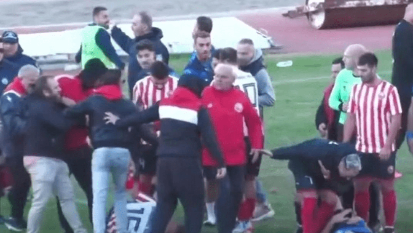 Χαμός σε παιχνίδι του Ολυμπιακού Βόλου: Μπούκαραν και άρχισαν τις κλωτσιές