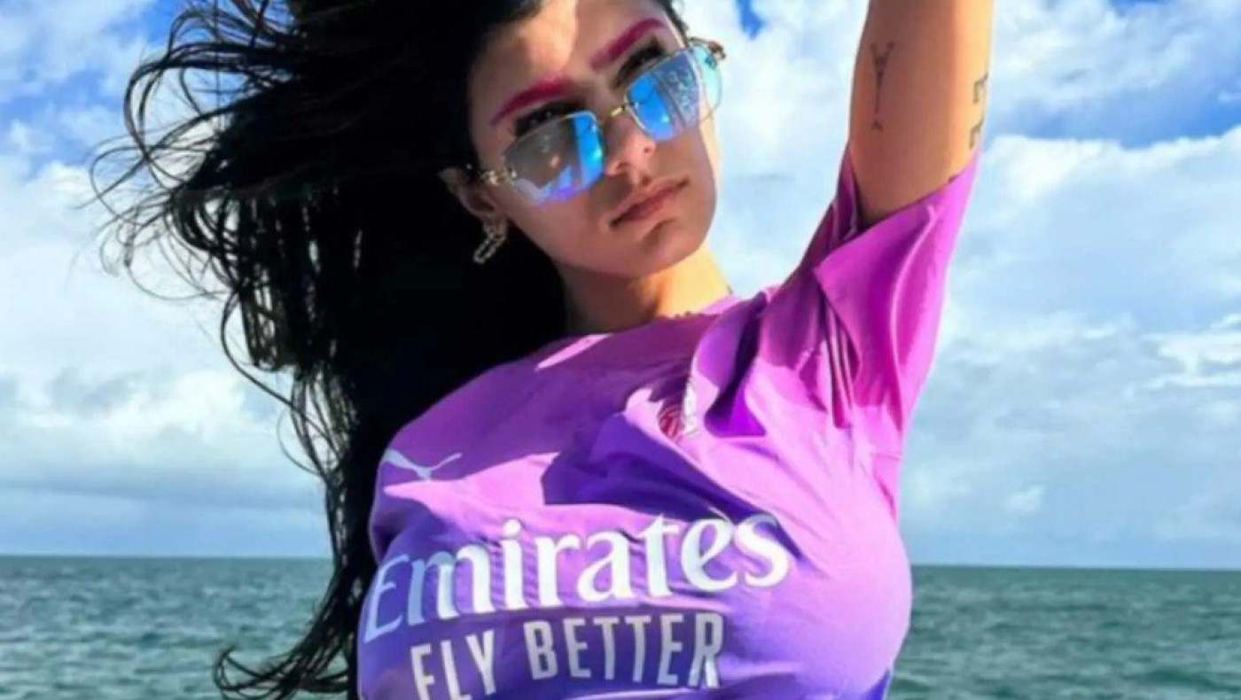 Η Mia Khalifa ποζάρει με εσώρουχο και τη φανέλα της Μίλαν