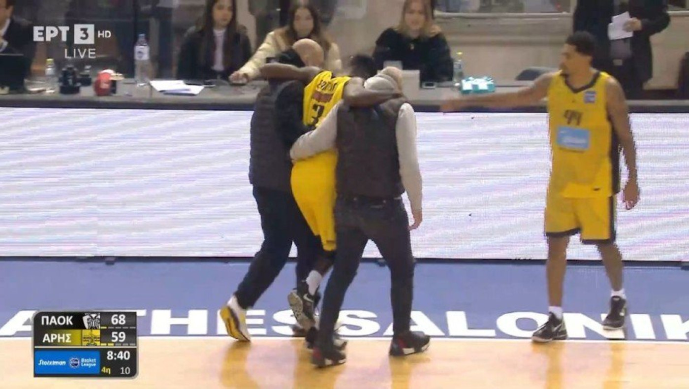 Ο Σανόγκο γύρισε τον αριστερό αστράγαλο και αποχώρησε από το ντέρμπι, τον χειροκρότησαν οι οπαδοί του ΠΑΟΚ!