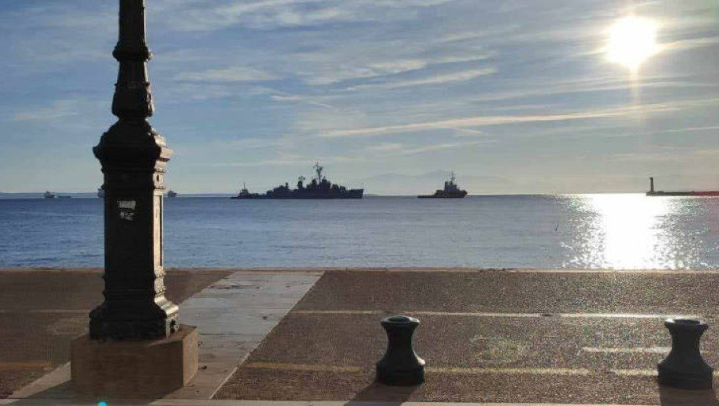 Θεσσαλονίκη: Η ρυμούλκηση του αντιτορπιλικού «Βέλος» από το Μέγαρο στο Λιμάνι