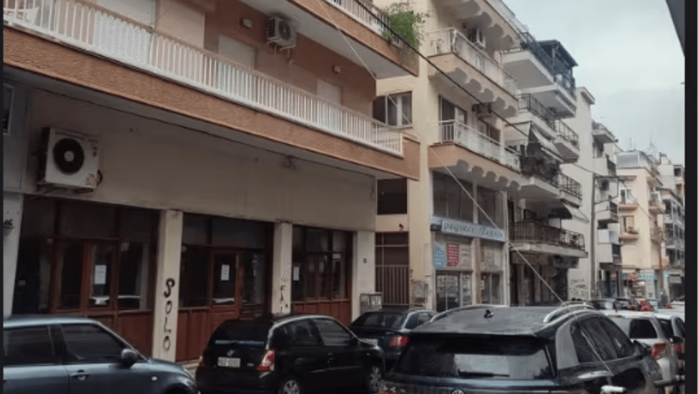 Απίστευτο: Φόρτισε το ηλεκτρικό του αμάξι με καλώδιο από το μπαλκόνι