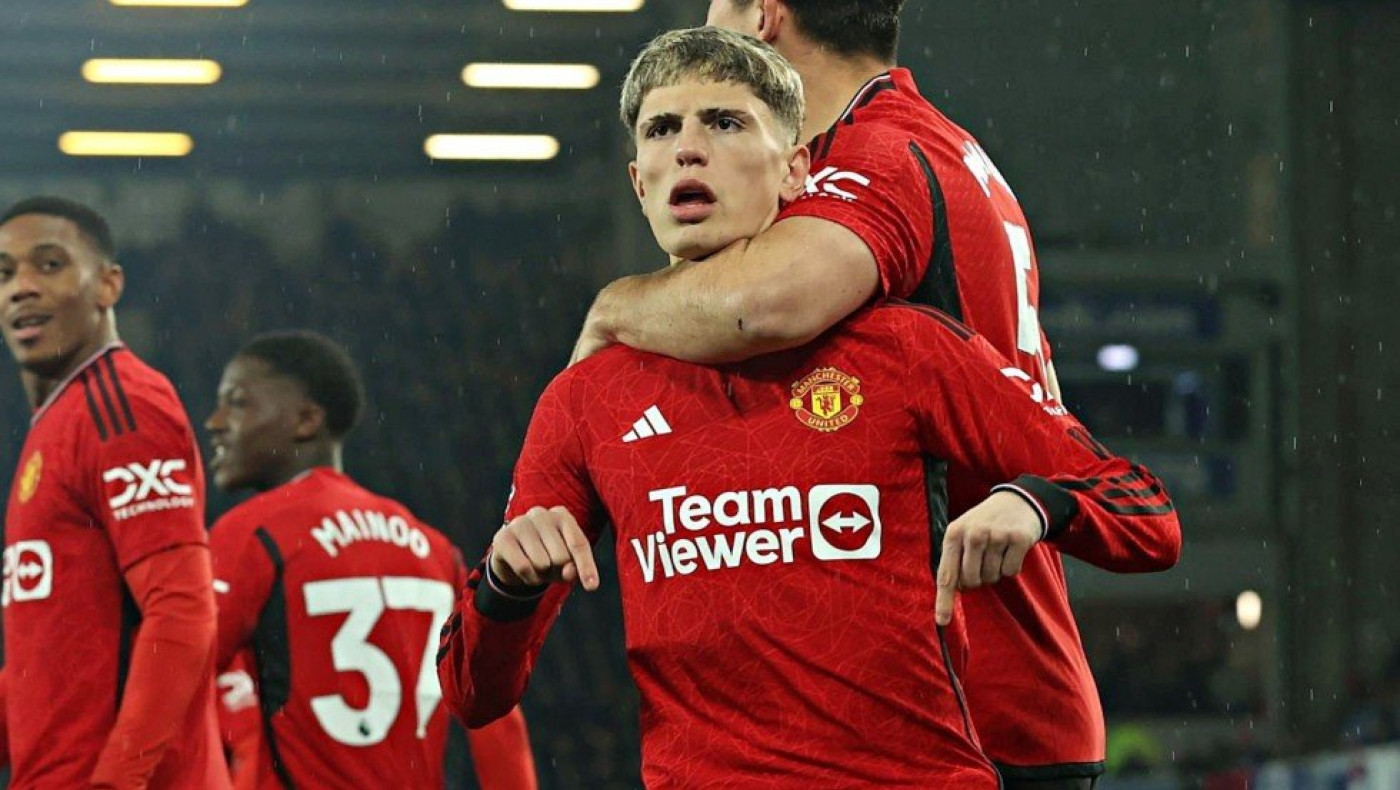 Η Γιουνάιτεντ πέρασε άνετα από την Έβερτον και πλησίασε την πεντάδα