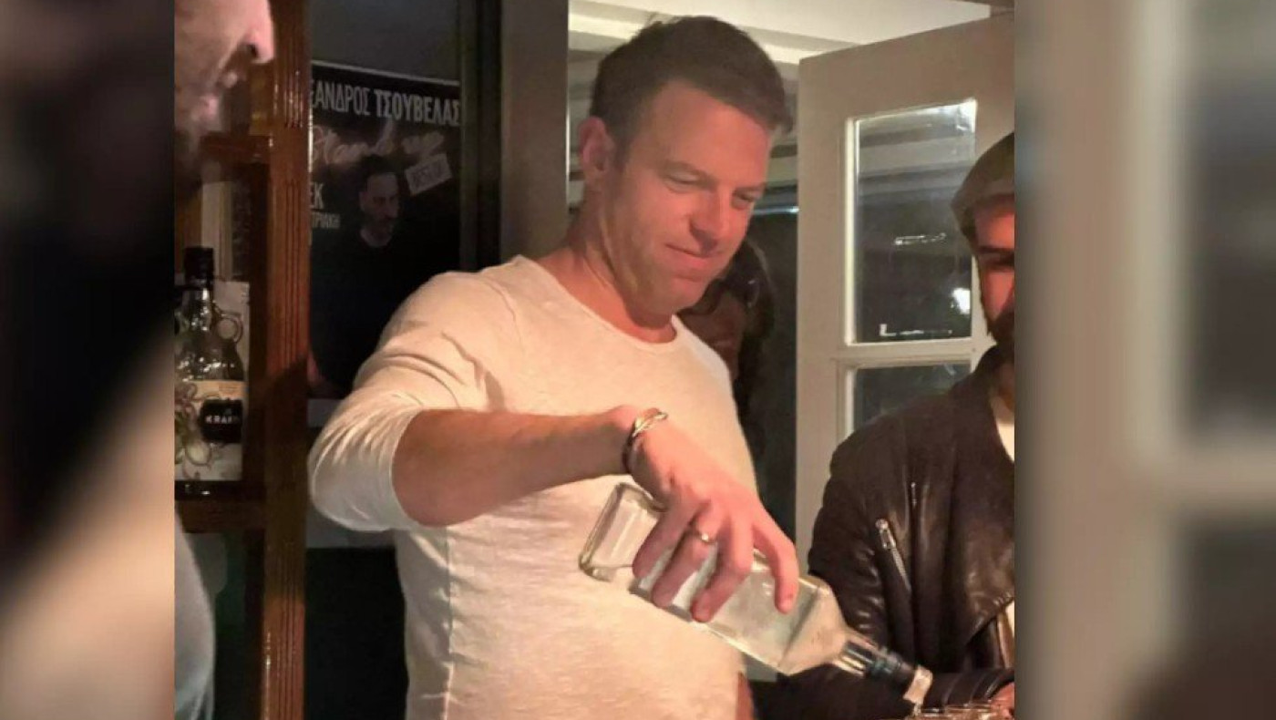 Ο Στέφανος Κασσελάκης διασκέδασε με σφηνάκια σε μπαρ στις Σπέτσες