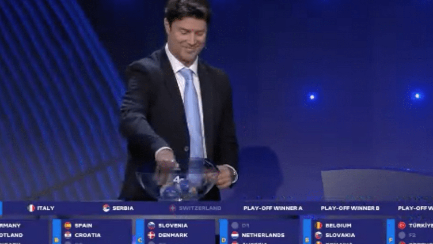 Βογγητά την ώρα της κλήρωσης των ομίλων του Euro 2024