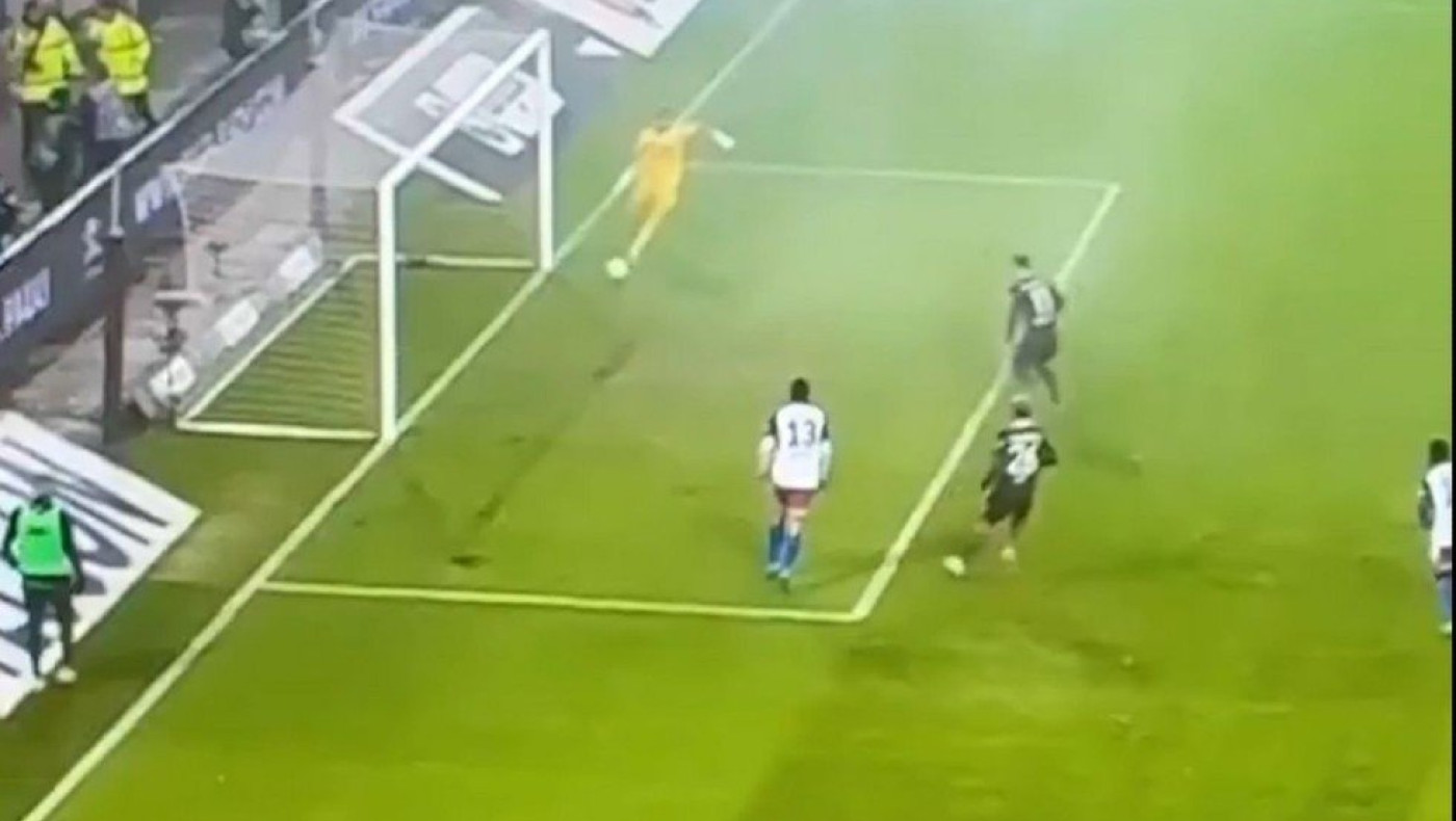 Απίστευτο αυτογκόλ του γκολκίπερ της Ζαντ Πάουλι στο ματς με Αμβούργο