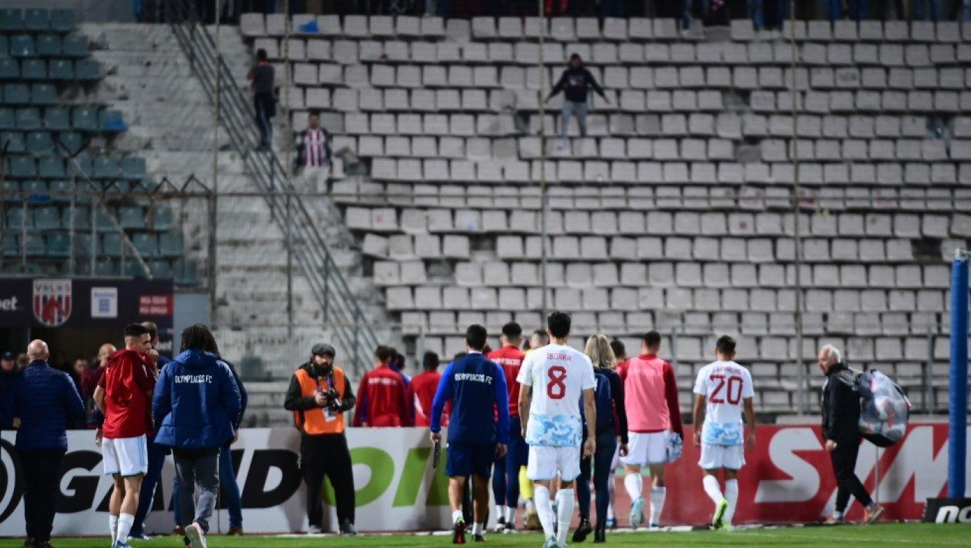 Χαμός και έξω από το Πανθεσσαλικό με κυνηγητό αστυνομίας - οπαδών του Ολυμπιακού (vid)