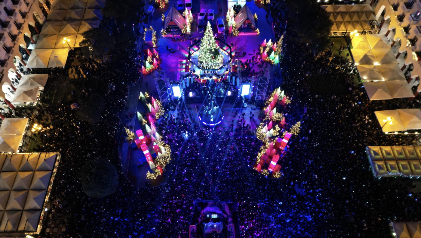 Φωταγωγήθηκε το χριστουγεννιάτικο δέντρο στην πλατεία Αριστοτέλους