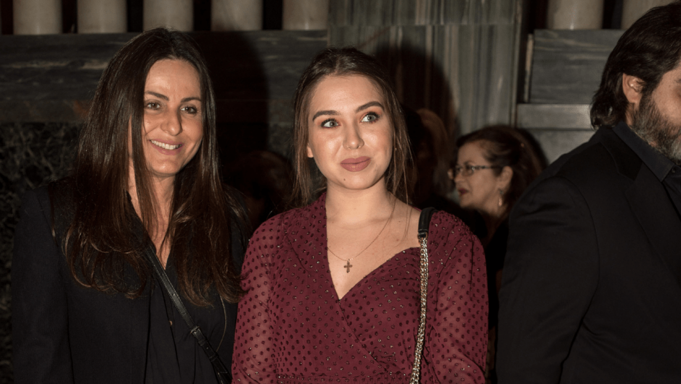 Ο Δημήτρης Σαραβάκος απόλαυσε την κόρη του Νικόλ Σαραβάκου επί σκηνής