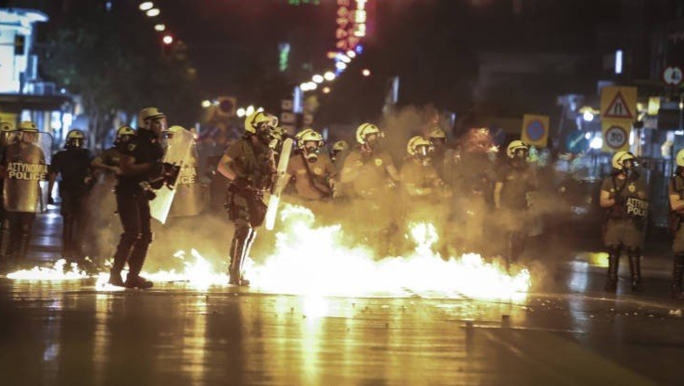 Αθήνα: Επεισόδια, μολότοφ και χημικά στο Σύνταγμα μετά το συλλαλητήριο για τα Τέμπη (vid)