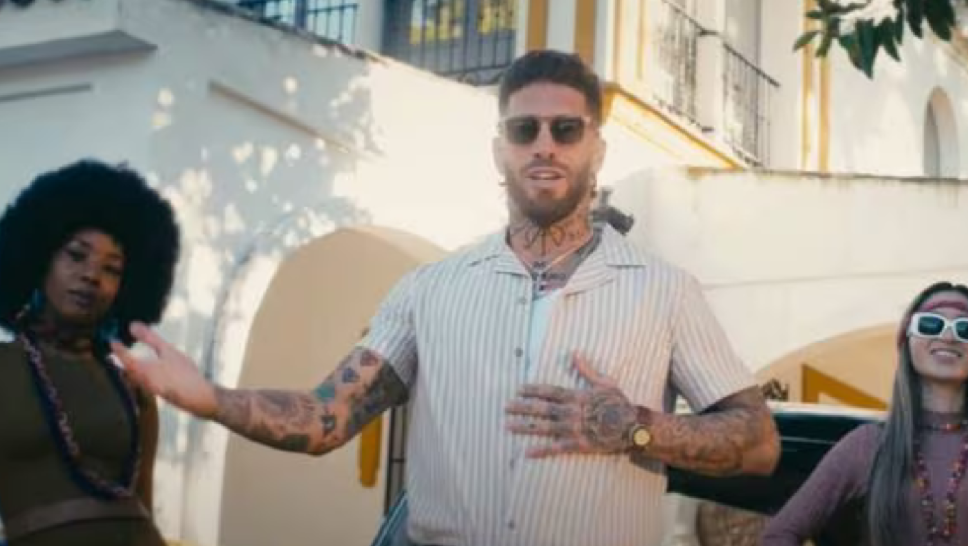 Τα... σπάει πρωταγωνιστής σε βίντεο κλιπ ο Σέρχιο Ράμος!